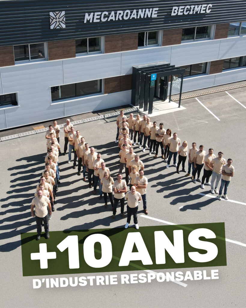 Photo vue du dessus Equipe Mecaroanne qui forme un M